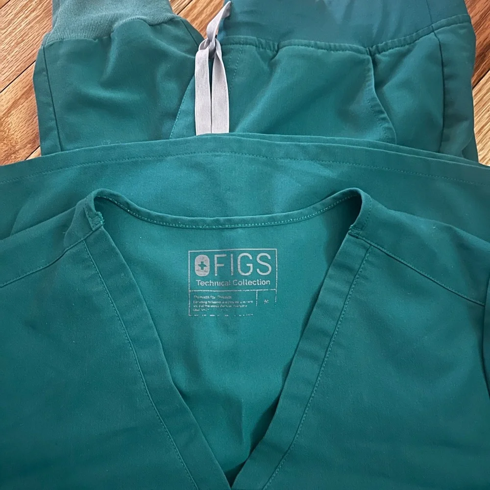 FIGS: Set- Women's Green(exact-color name unknown) Jogger Pants- MP, Top- M - Picture 2 of 3